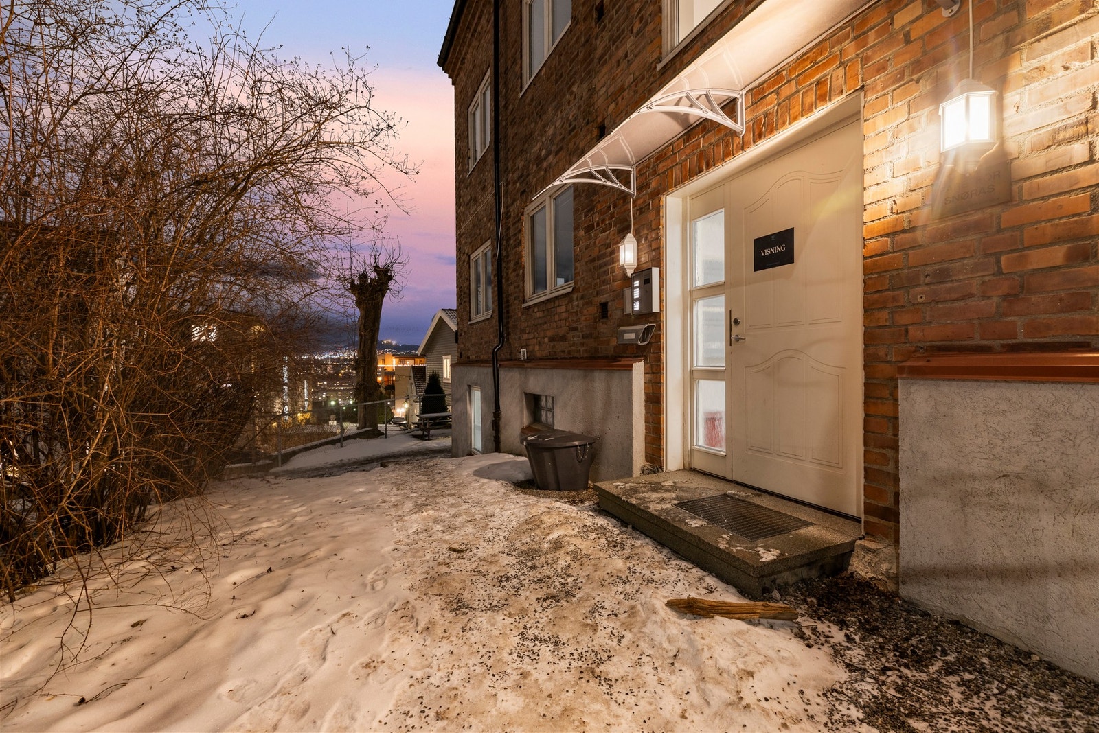 Tilbaketrukket og attraktiv beliggenhet med kort vei til offentlig kommunikasjon. Galleribilde