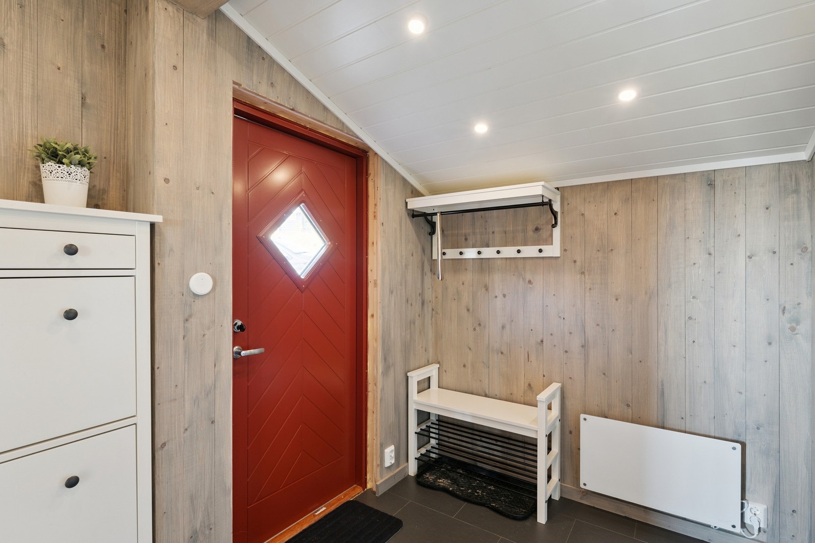 Entré med plass for å henge fra seg yttertøyet. Galleribilde