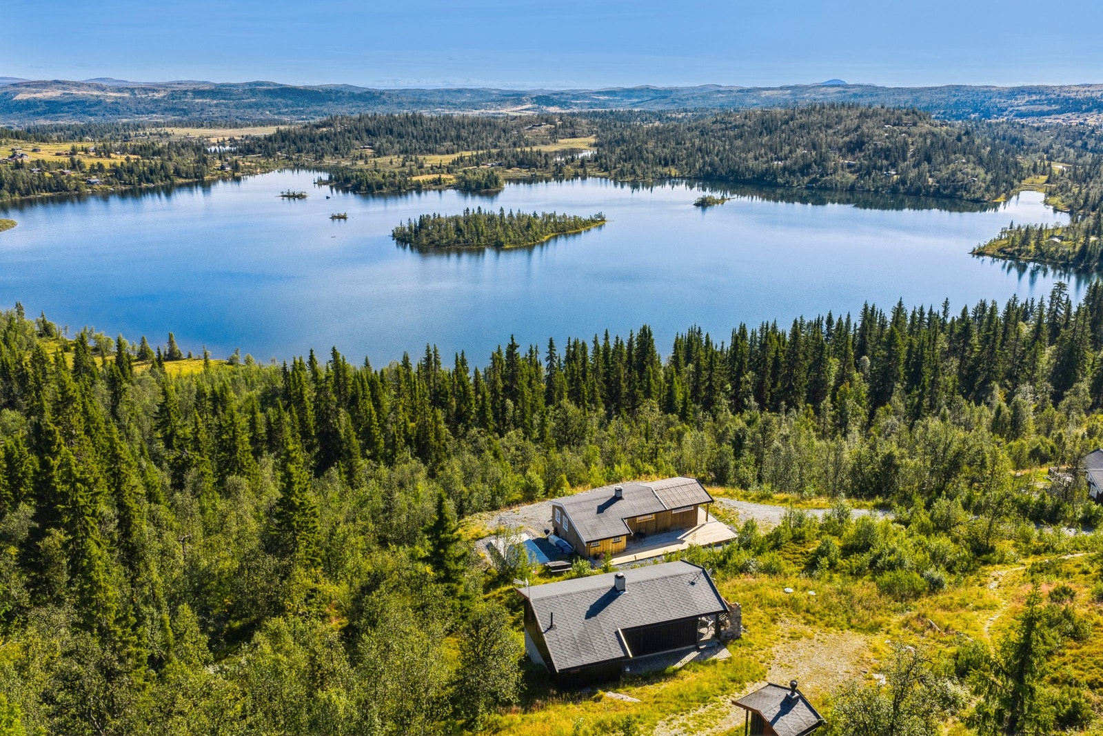 Eiendommen ligger på Luskeråsen ovenfor Rennsenn i område øst for dalføret i Øystre Slidre kommune. Galleribilde
