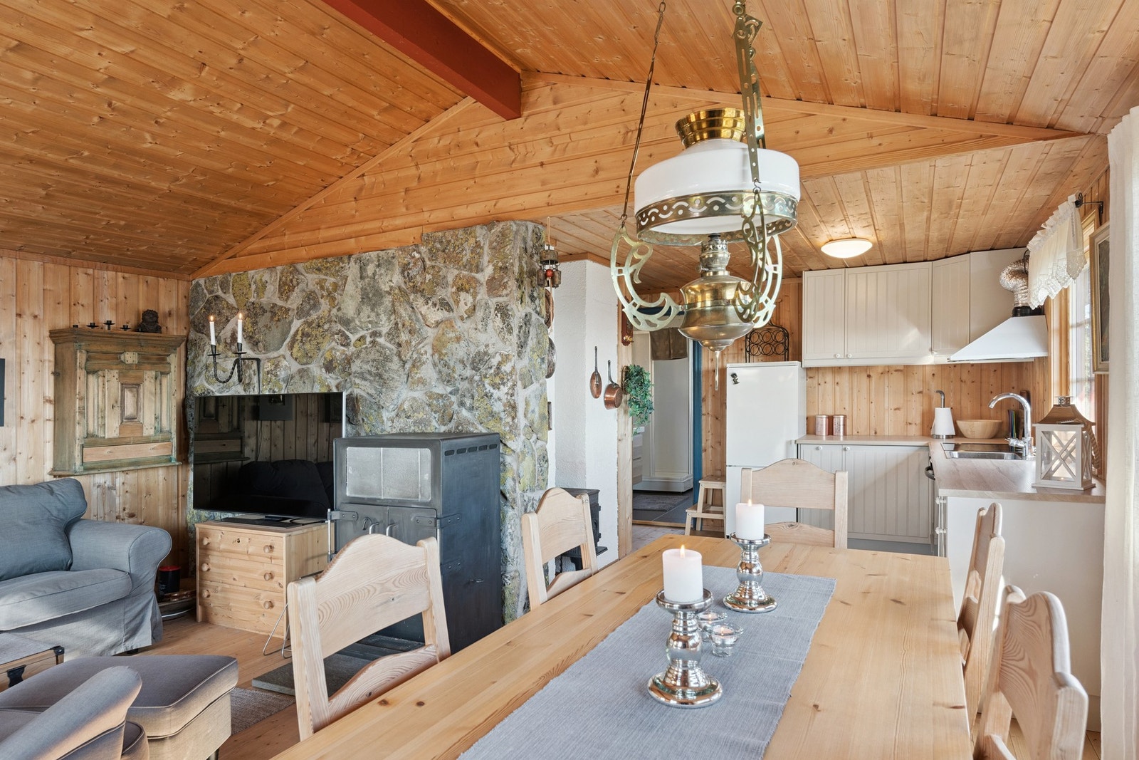 Peisovn, og brannmur forblendet med naturstein. Galleribilde