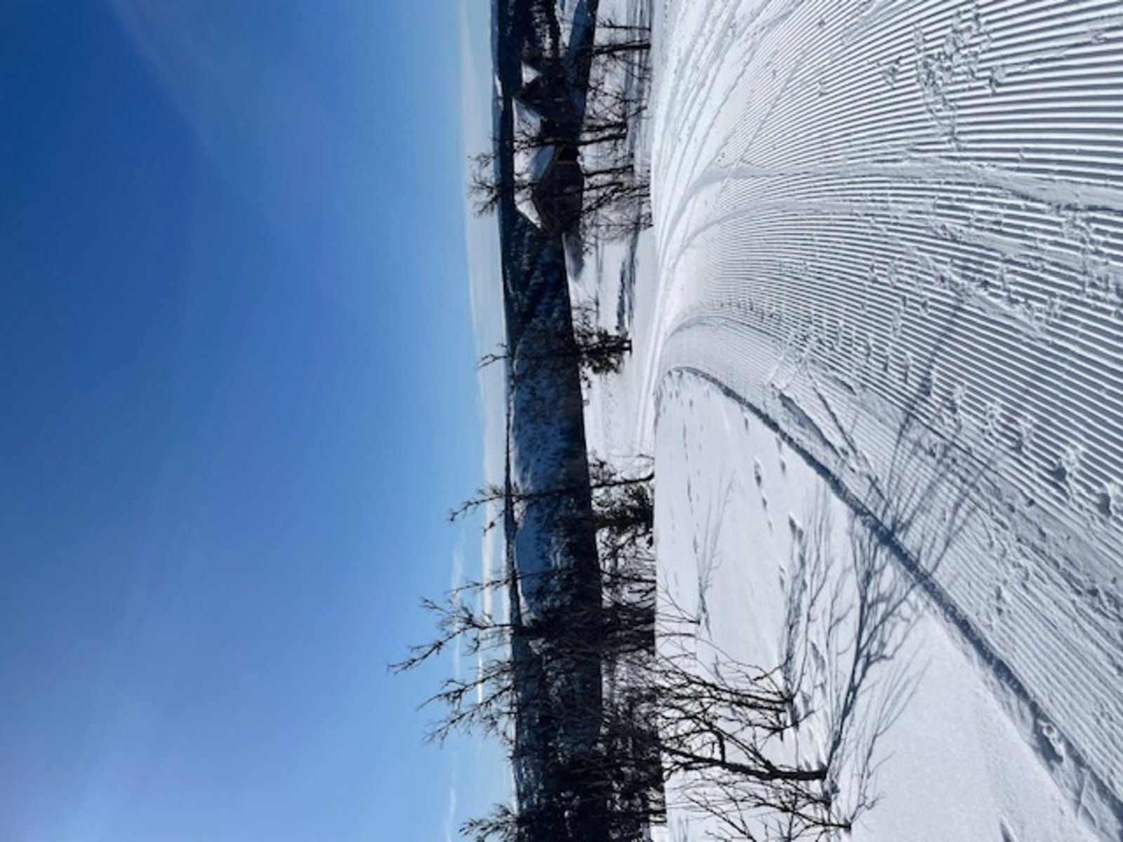 I fjellområdet rundt finnes mange flotte, preparerte skiløyper. Skiløypa ligger like ved eiendommen. Herfra er det milevis av preparerte skiløyper av høy kvalitet, tilknyttet et bredt løypenett. Galleribilde