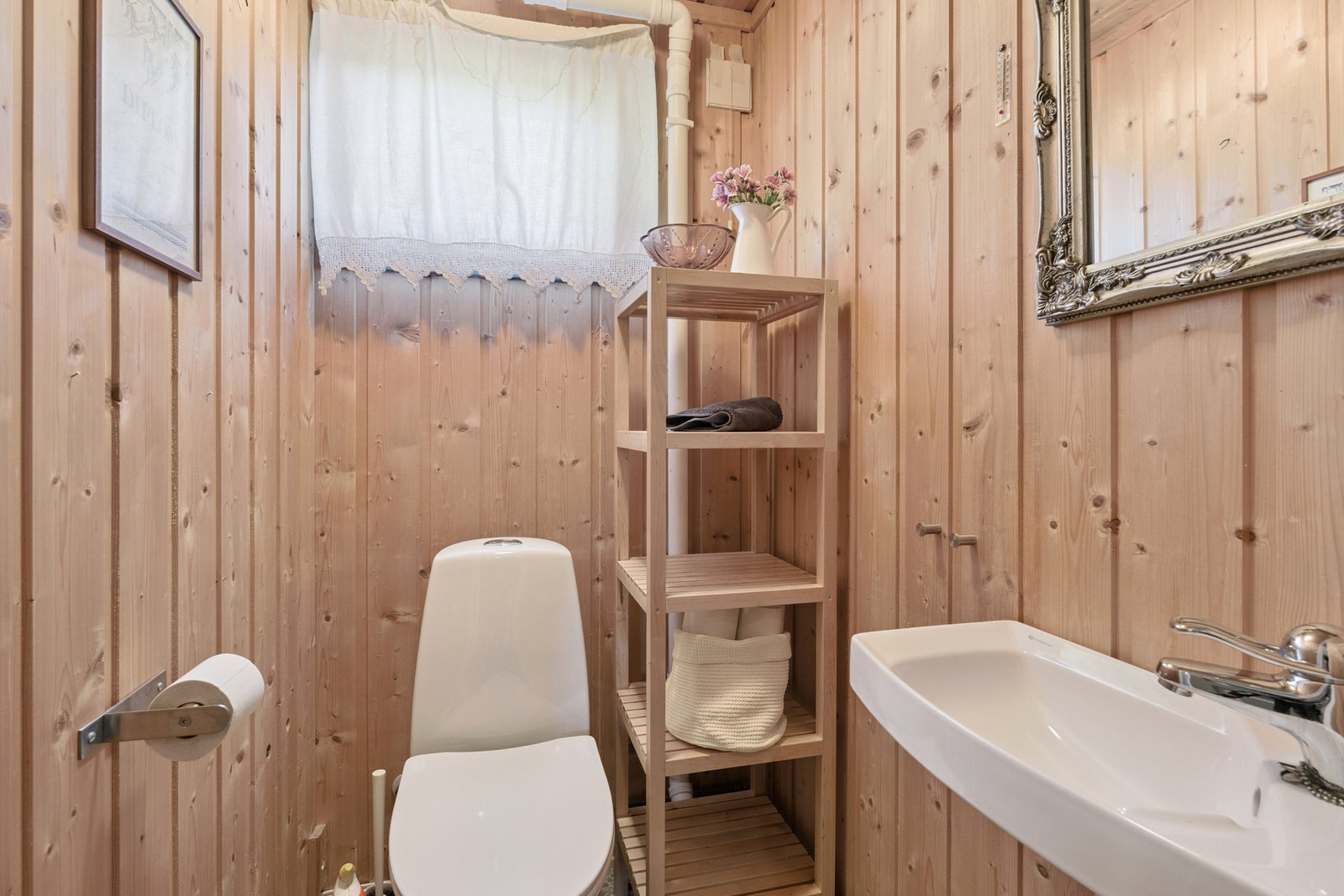 Separat do-rom med toalett og servant. Galleribilde