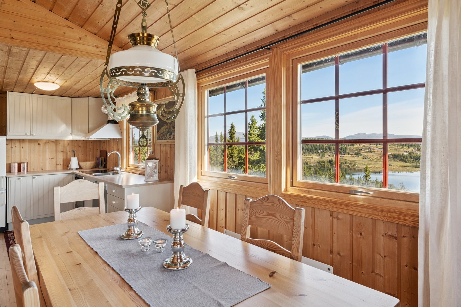 Flere vindusflater slipper inn godt med naturlig lys, og rammer inn den flotte utsikten! Galleribilde