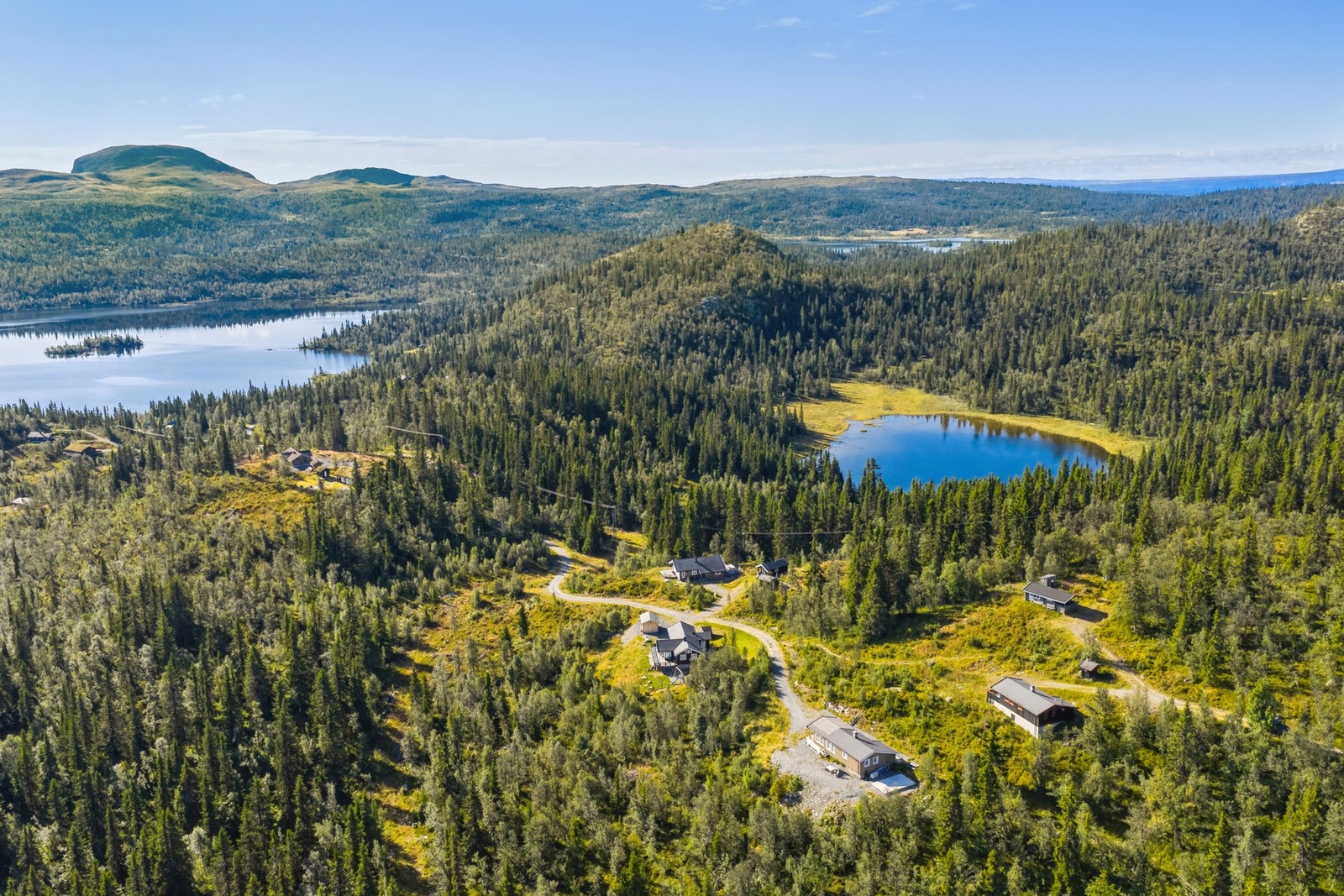 Eiendommen ligger i et område med spredt fritidsbebyggelse. Galleribilde