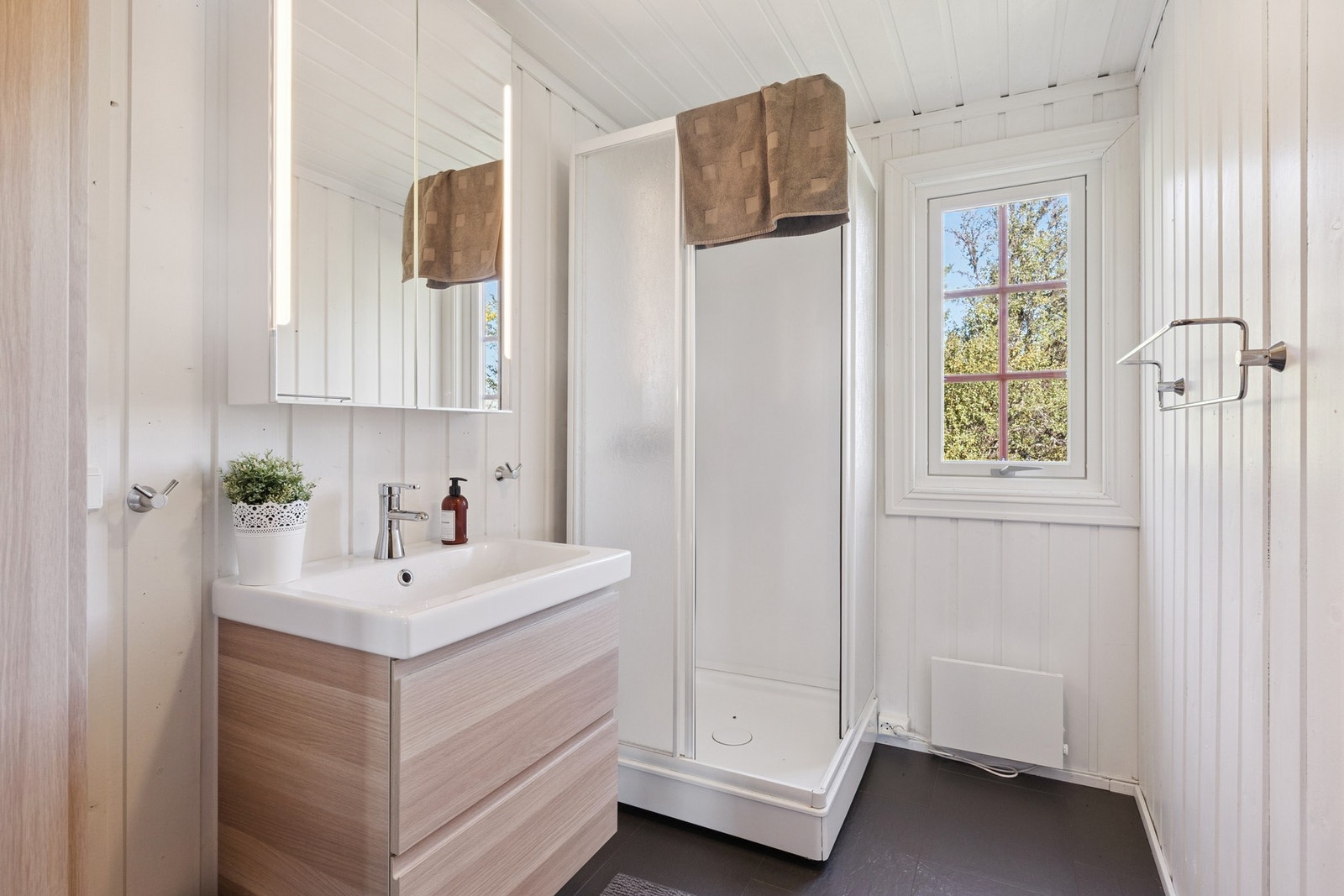 Servantinnredning og dusjkabinett. Galleribilde