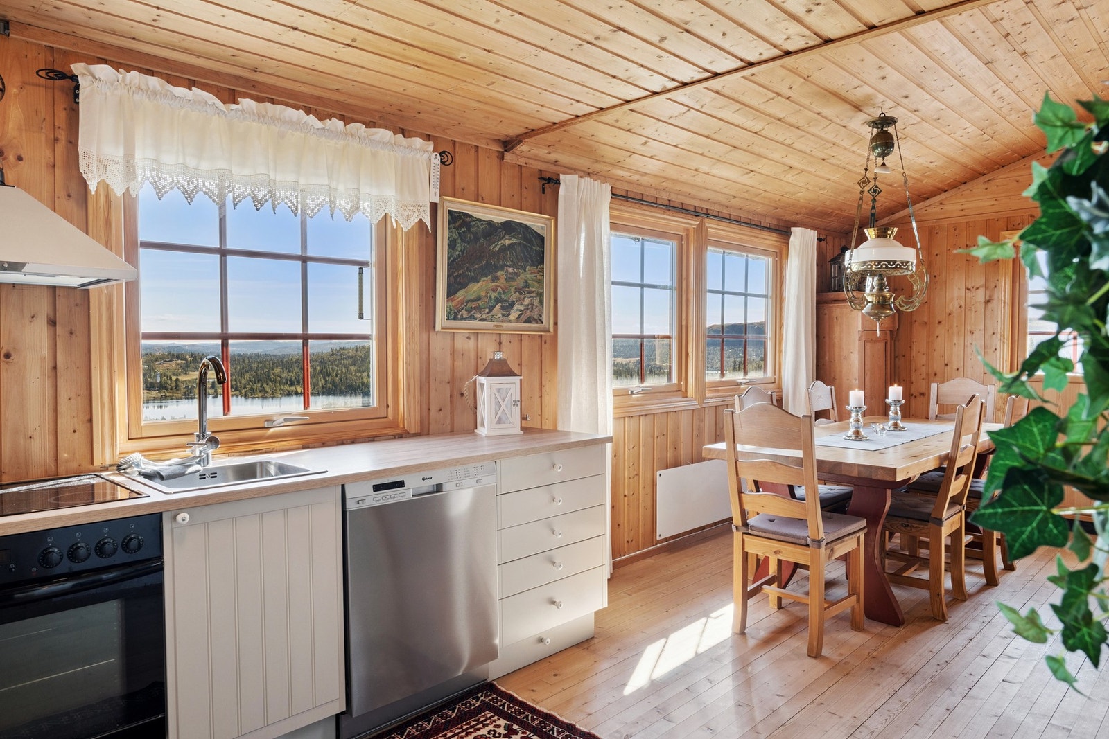 Kjøkken i åpen løsning med stue og spisestue. Galleribilde