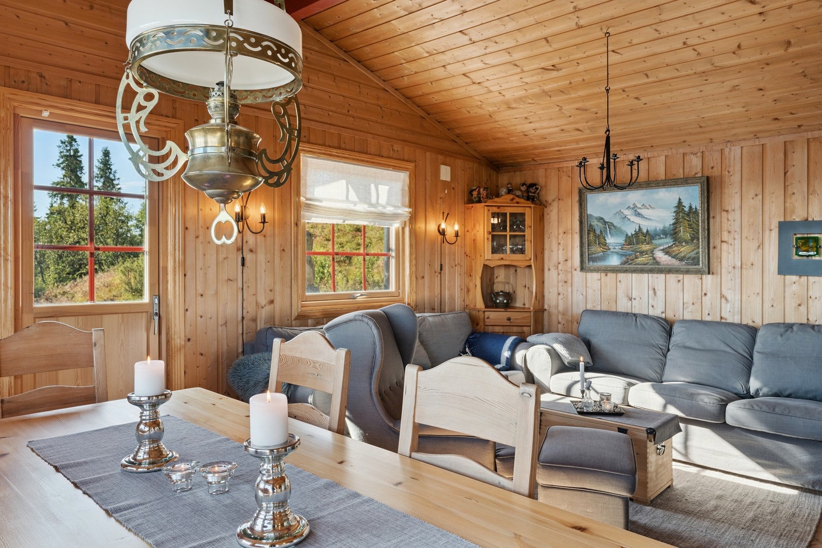 Det er plass til både salong og en spisegruppe i stuen. Galleribilde