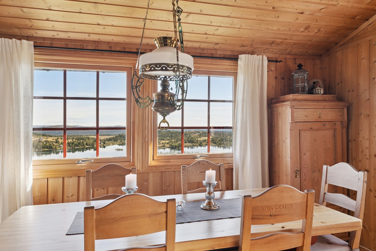 Fra spiseplassen er det nydelig utsikt over vannet Rennsenn. Galleribilde