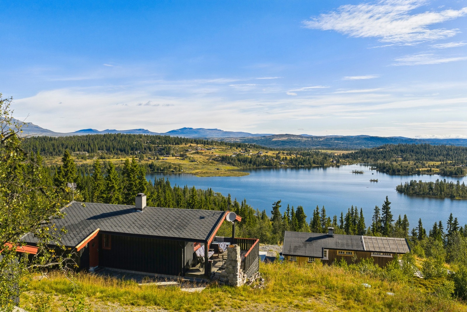 Eiendommen ligger fint til med gode solforhold og flott utsikt mot bla. vannet Rennsenn og fjellområder som Synhaugen, Myrbærhammarn, Skaget, Rabalsmellen og Rundemellen. Galleribilde