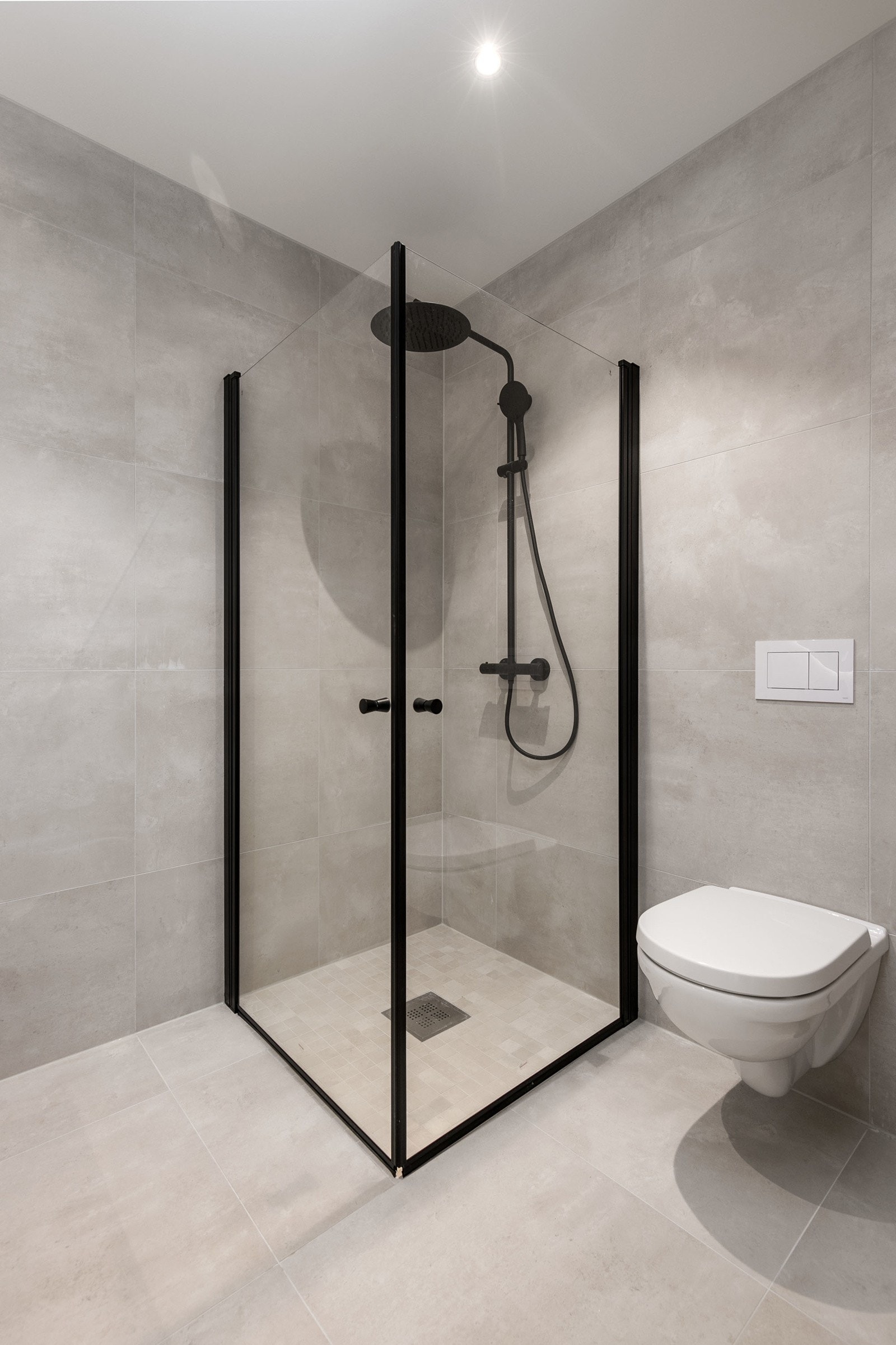 Badet i første etasje er tilknyttet entré/hall, kjøkken og stue. På gulv og vegger er det flotte fliser av typen Glade Branco Mate Rect 60x60 og Glade Branco Mosaico Mate 5x5 cm i dusjgulvet Galleribilde