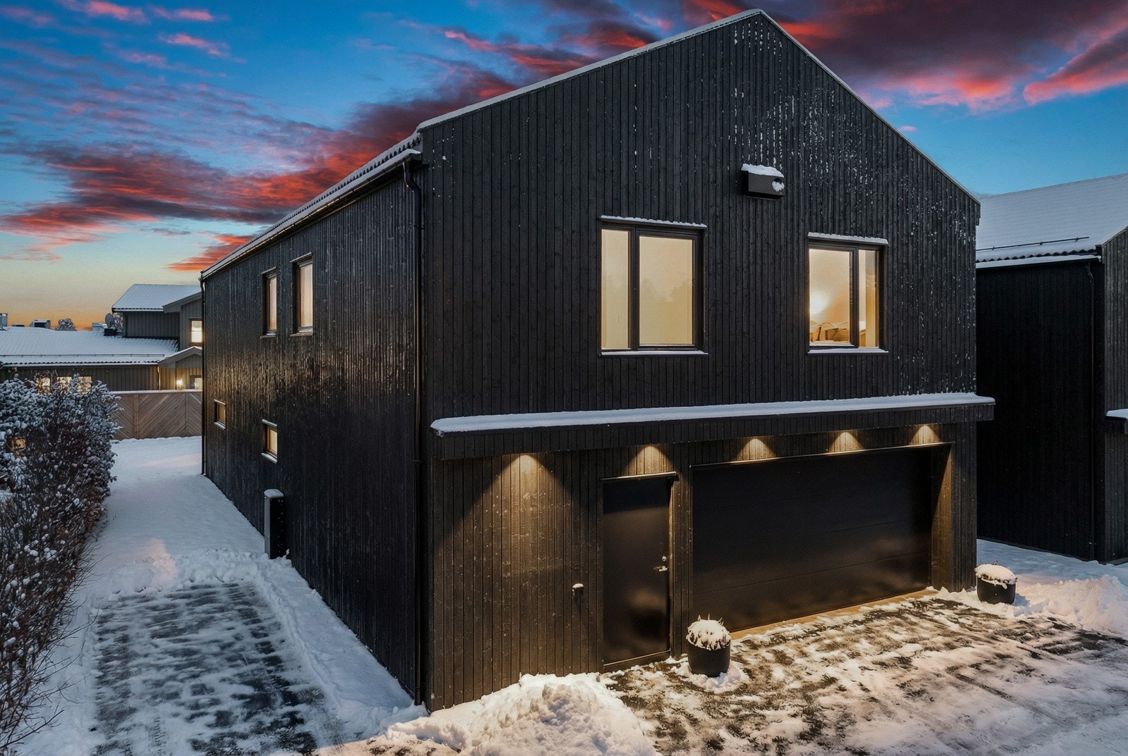 Velkommen til Tyrivegen 6A! Lekker og moderne villa, nyoppført i 2025! Moderne arkitektur med høy kvalitet og standard, familievennlig planløsning og gjennomførte materialvalg. Galleribilde