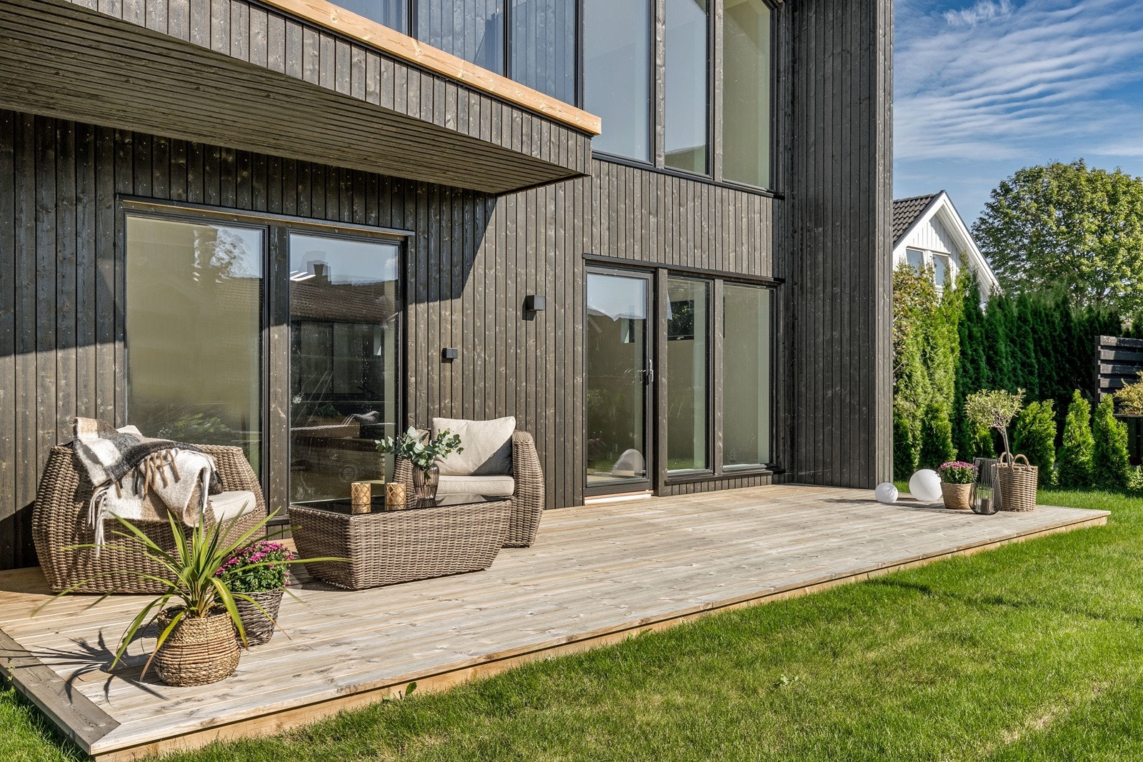 Boligen har en flott uteplass samt utgang til en pent opparbeidet hage Galleribilde