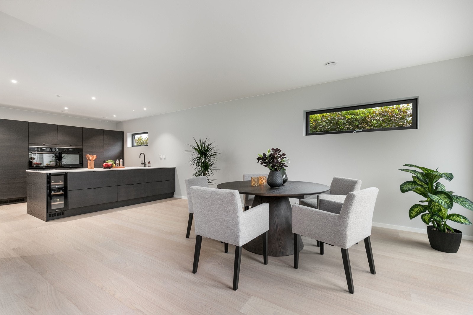 God avsatt plass til å innrede med et spisebord mellom stuen og kjøkkenet, hvor hyggelige middager kan tilbringes Galleribilde