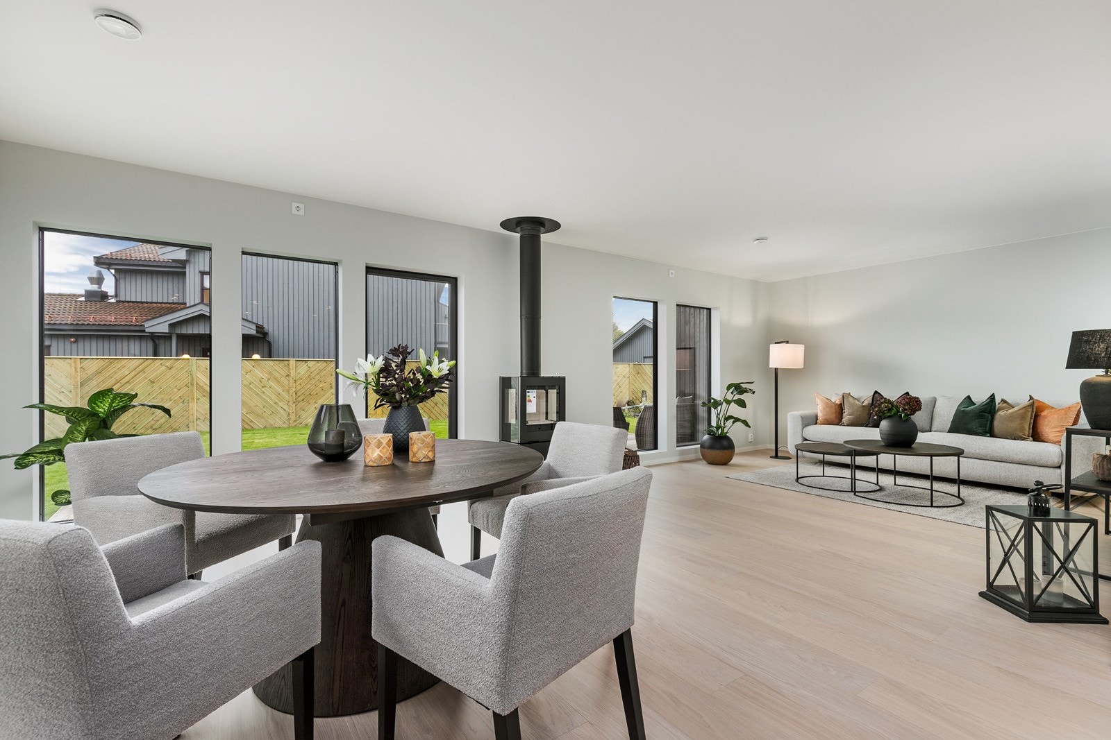 Stuen er innbydende i lyse og tidsriktige farger Galleribilde