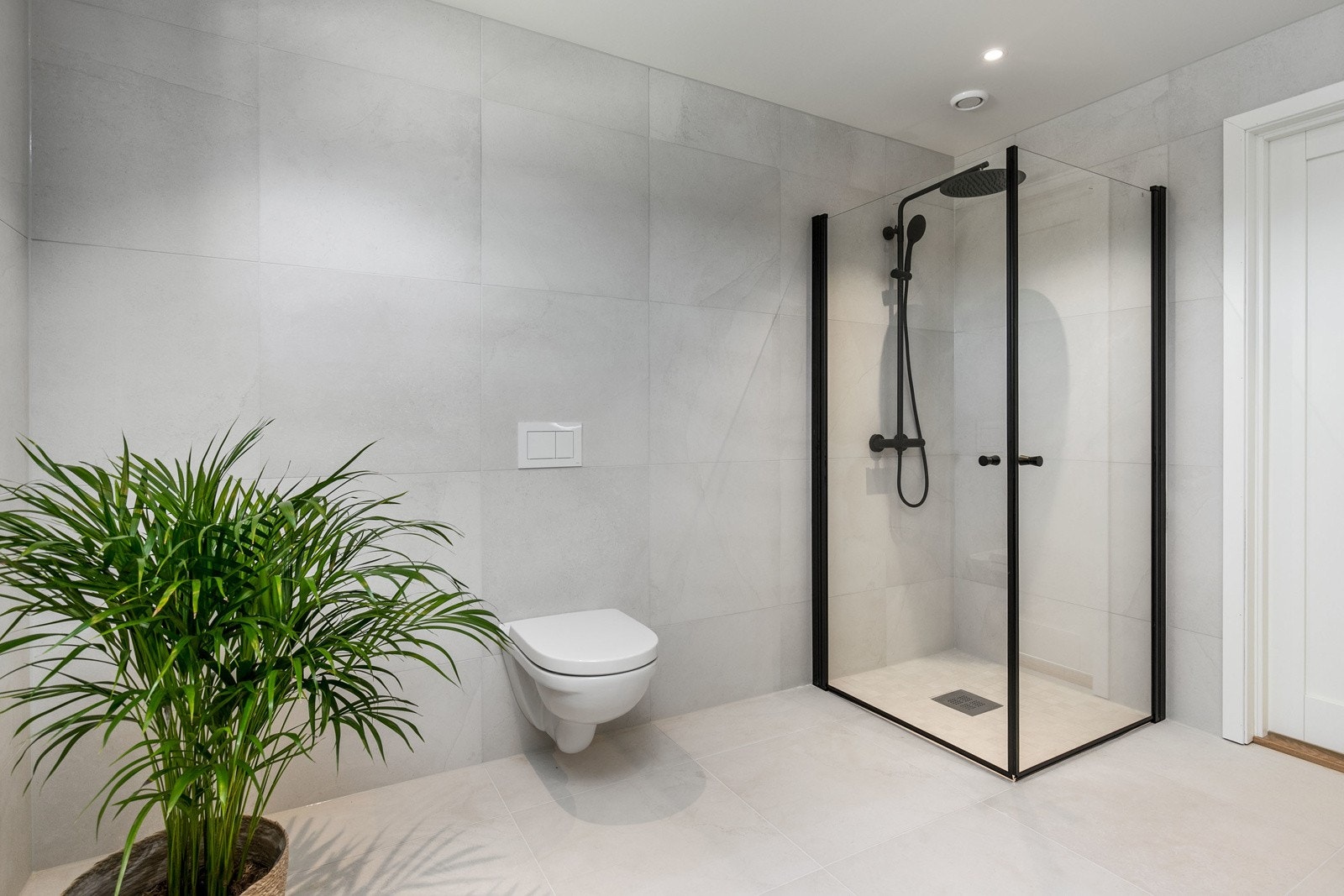 I dusjsonen er det ValtD2 takdusj med termostatbatteri og hånddusj sort matt. Videre er det vegghengt toalett fra Villeroy og Boch av type Onovo med softlock og trykkplate. Galleribilde