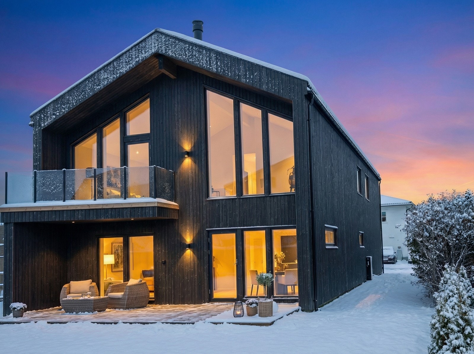 Velkommen til Tyrivegen 6A! Lekker og moderne villa, nyoppført i 2025! Moderne arkitektur med høy kvalitet og standard, familievennlig planløsning og gjennomførte materialvalg. Galleribilde