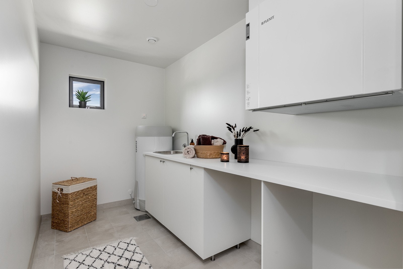 Vaskerommet er praktisk tilknyttet soverom i andre etasje. Gulvet er flislagt med sokkelflis av typen Glade Branco Mate Rect 30x30. Galleribilde