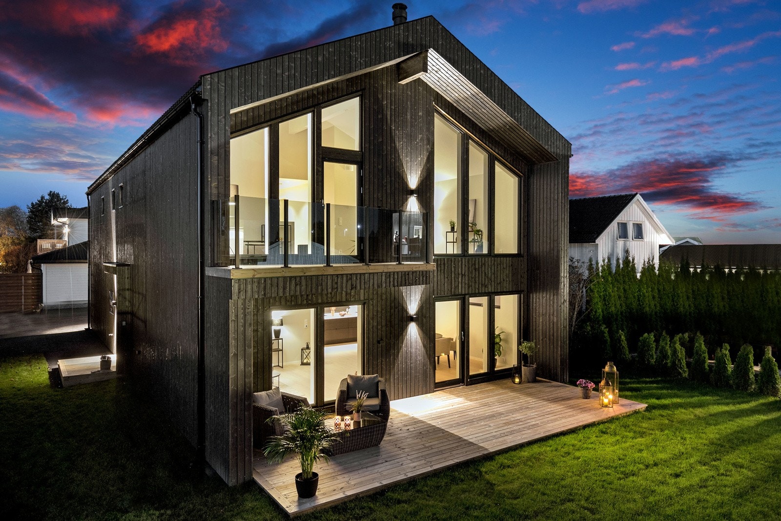 Velkommen til Tyrivegen 6A! Lekker og moderne villa, nyoppført i 2025! Moderne arkitektur med høy kvalitet og standard, familievennlig planløsning og gjennomførte materialvalg. Galleribilde