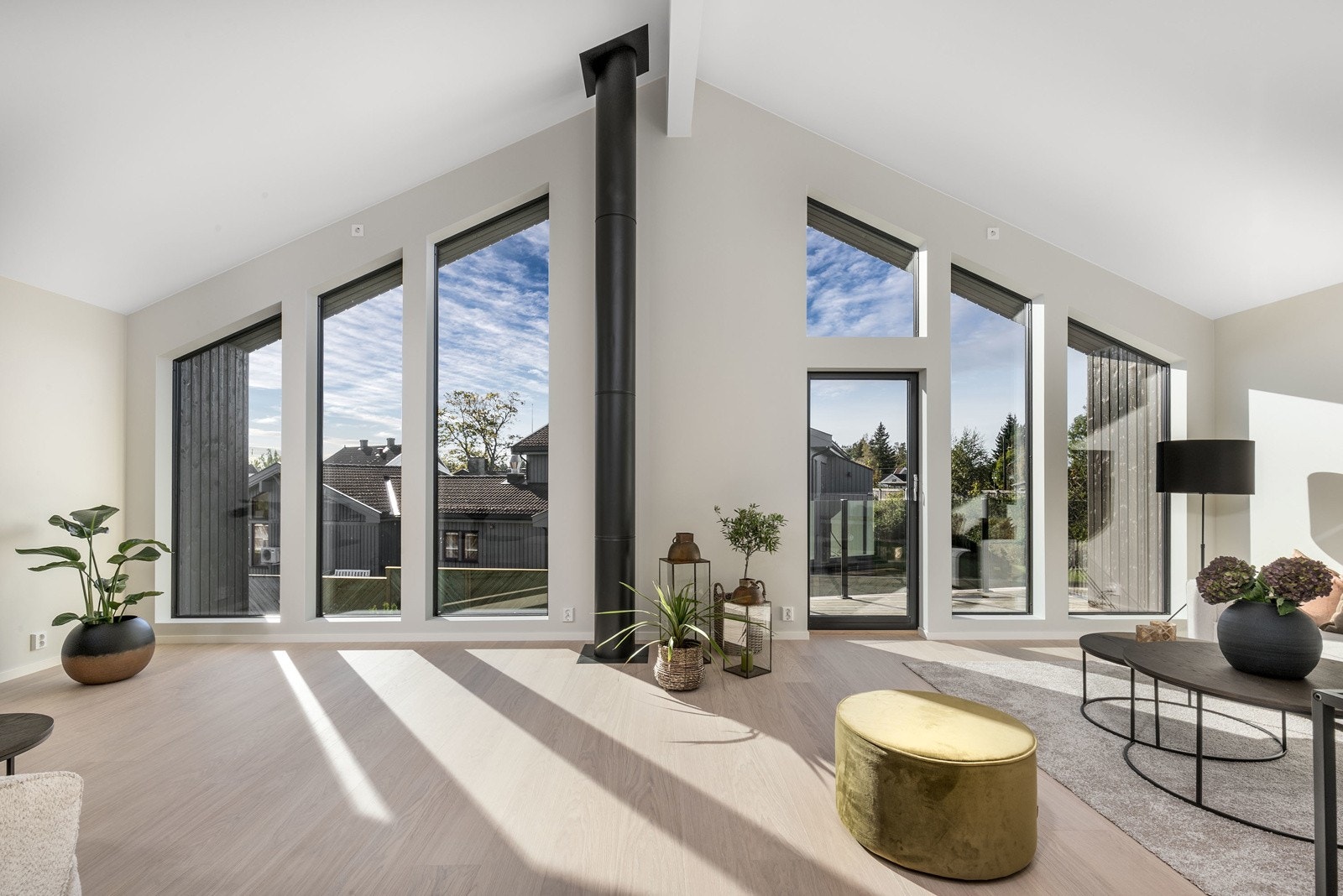 Stuen i 2. etasje har en fantastisk takhøyde på hele 4,2 m på sitt høyeste punkt. Galleribilde