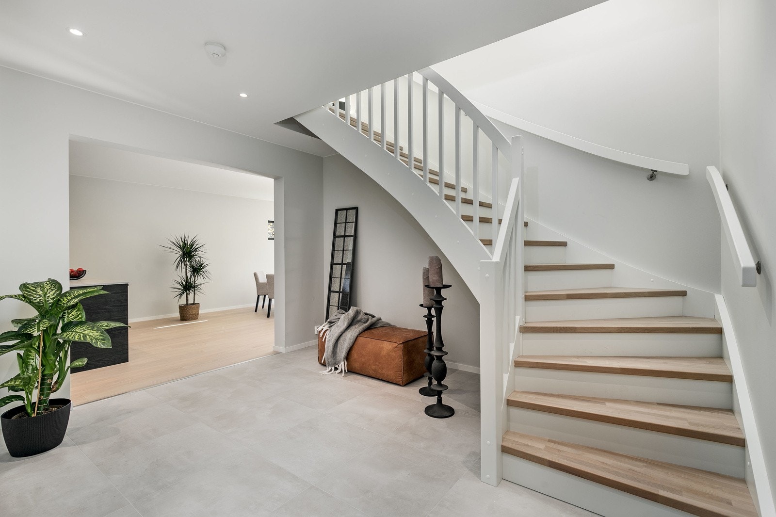 Entréen/hallen er romslig og innbydende, og gir et meget godt førsteinntrykk. På gulvet er det delikate fliser av typen Glade Branco Mate Rect 60x60 cm med elektriske varmekabler. Veggflater er sparklet og malt med gipsplater. Galleribilde