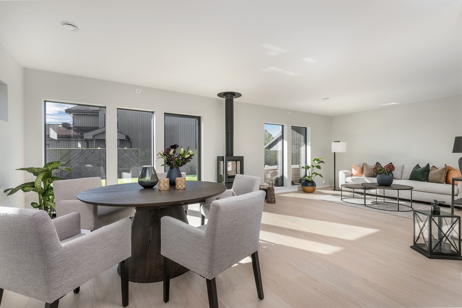 Gulvet i stuen og øvrige oppholdsrom er belagt med herdet tregulv av typen Larvik XL Select hvit børstet mattlakk fra Bjelin Galleribilde