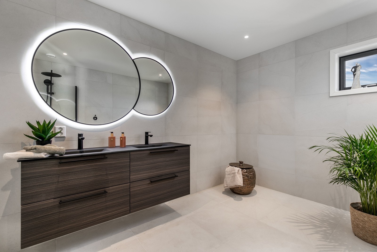 Meget innbydende hovedbad i 2. etasje. Lekre fliser av typen Portraits Comblanchien - Cæsar Adgu, 60x60 og Portraits Comblanchien 5x5 cm i dusjgulvet. Det er dusjvegger fra Lucca, baderomsinnredning type Como 150 standard dobbel i amerikansk valnøtt Galleribilde