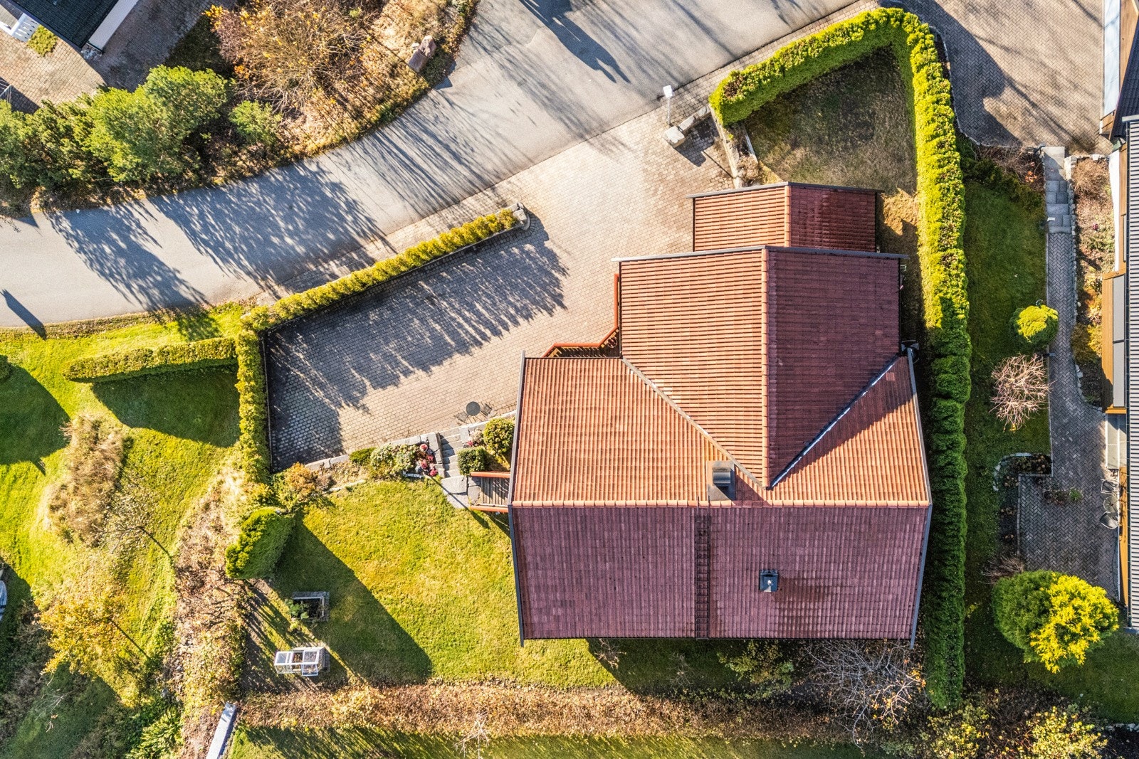 Boligen har en pent opparbeidet tomt. Galleribilde