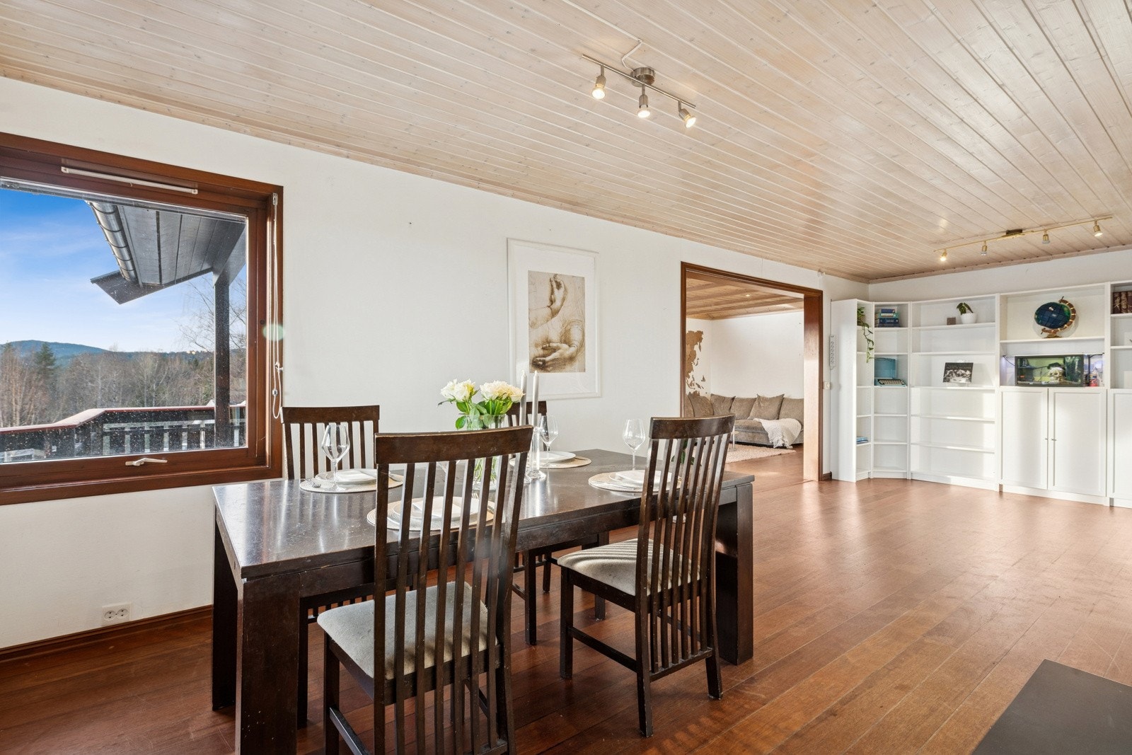 Spiseplass som egner seg godt til både hverdagsmåltider og selskap. Galleribilde