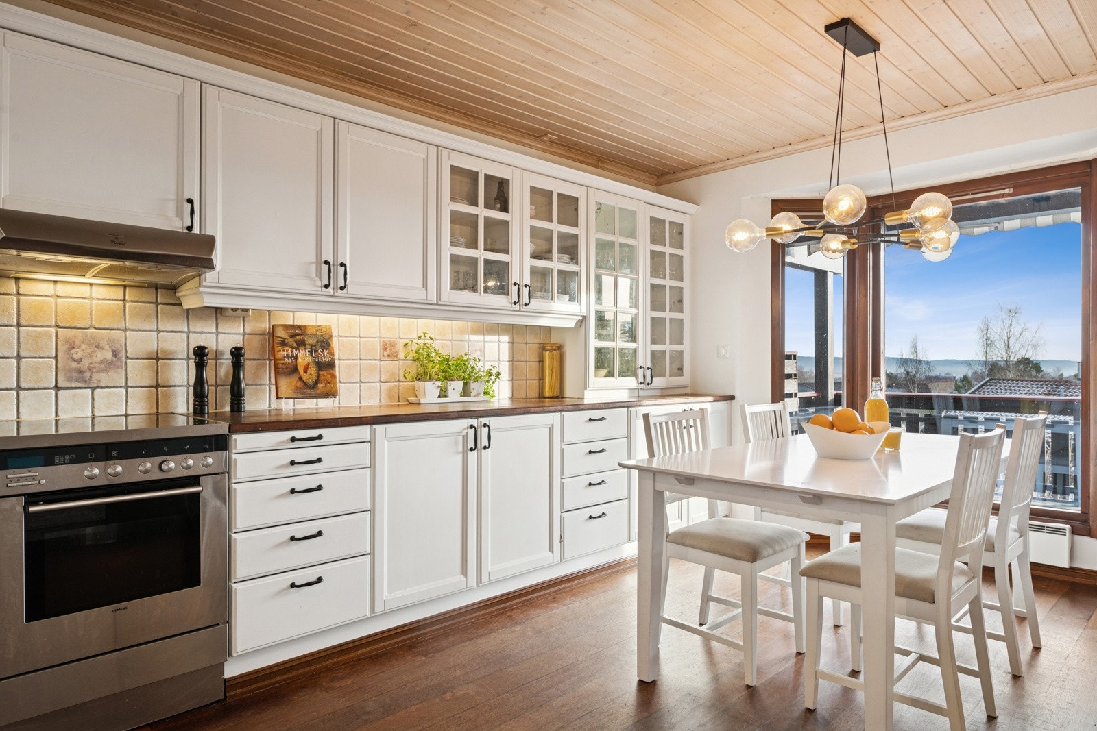 Lyst og innbydende kjøkken med god skapplass og naturlig spiseplass. Galleribilde