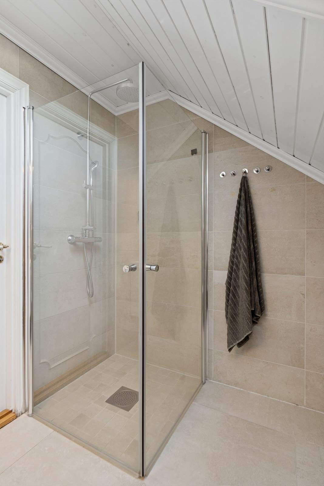 Stilrent dusjhjørne med elegante glassvegger. Galleribilde