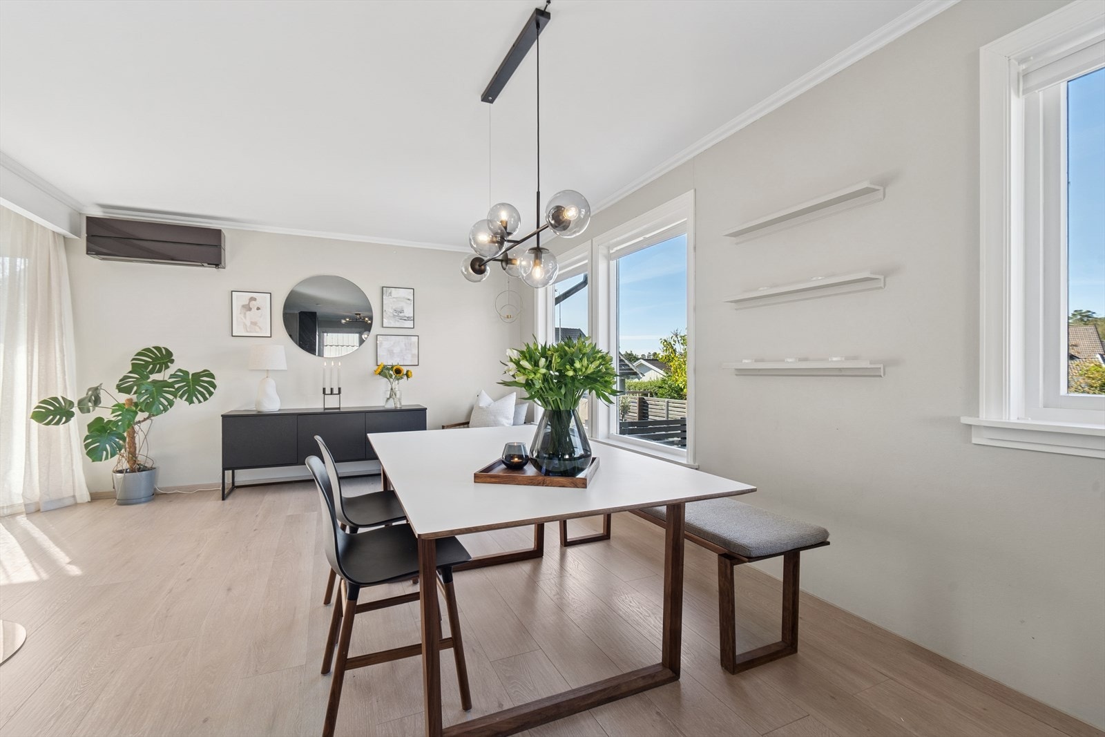 I stuen er det montert en varmepumpe som sørger for behagelig og stabil varme. Galleribilde