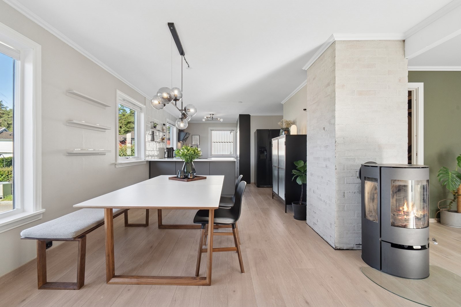 Plasseringen av spisebordet ved kjøkkenet gjør det enkelt å kombinere matlaging med hyggelig sosialt samvær. Galleribilde