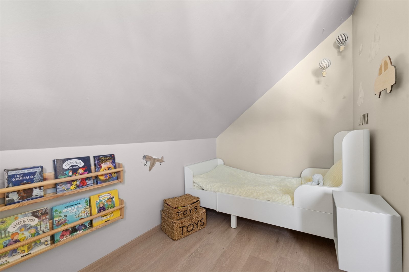 Dette soverommet er innredet som et innbydende og funksjonelt barnerom, perfekt til lek, hvile og kreativ utfoldelse. Galleribilde