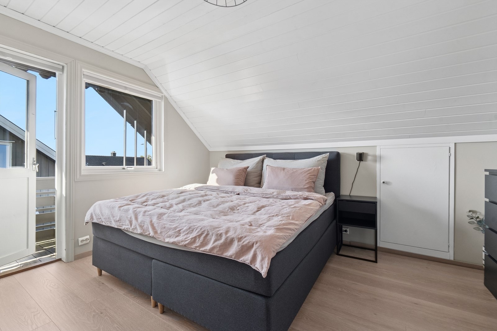 Soverommet har god plass til både seng og øvrige møbler, og har i tillegg direkte adkomst til en egen balkong. Galleribilde