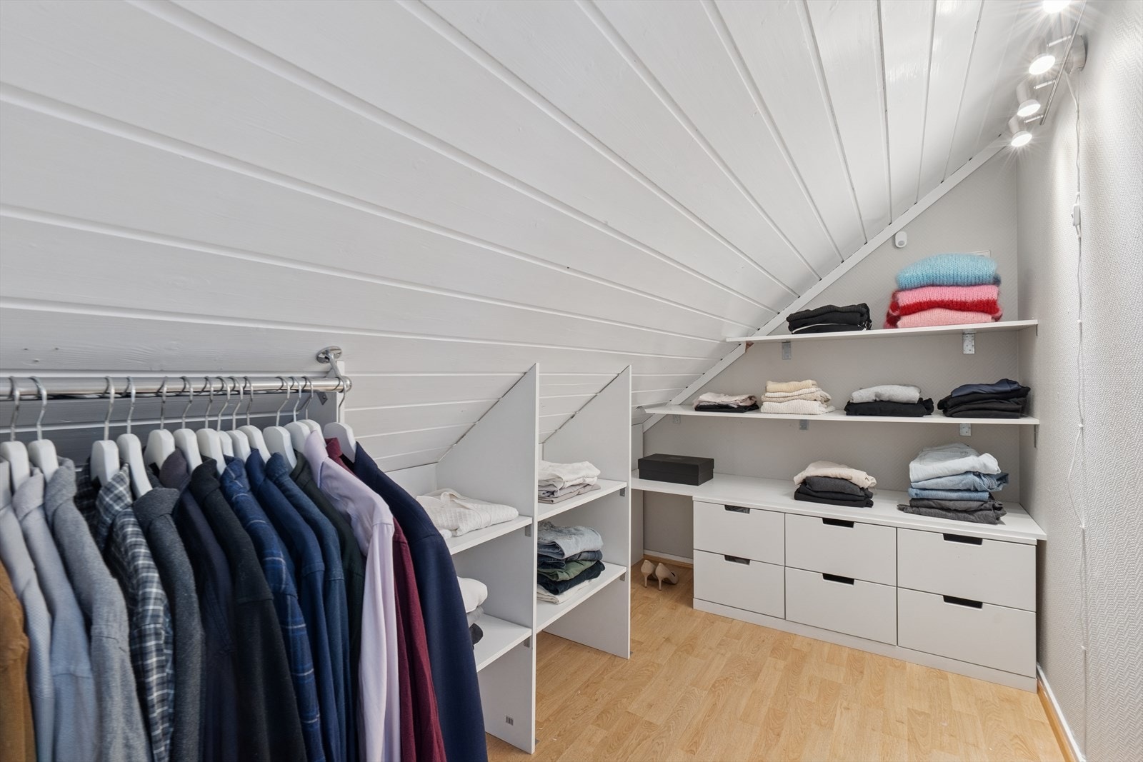 Praktisk walk-in-garderobe med direkte adkomst fra soverommet, en funksjonell oppbevaringsløsning. Galleribilde