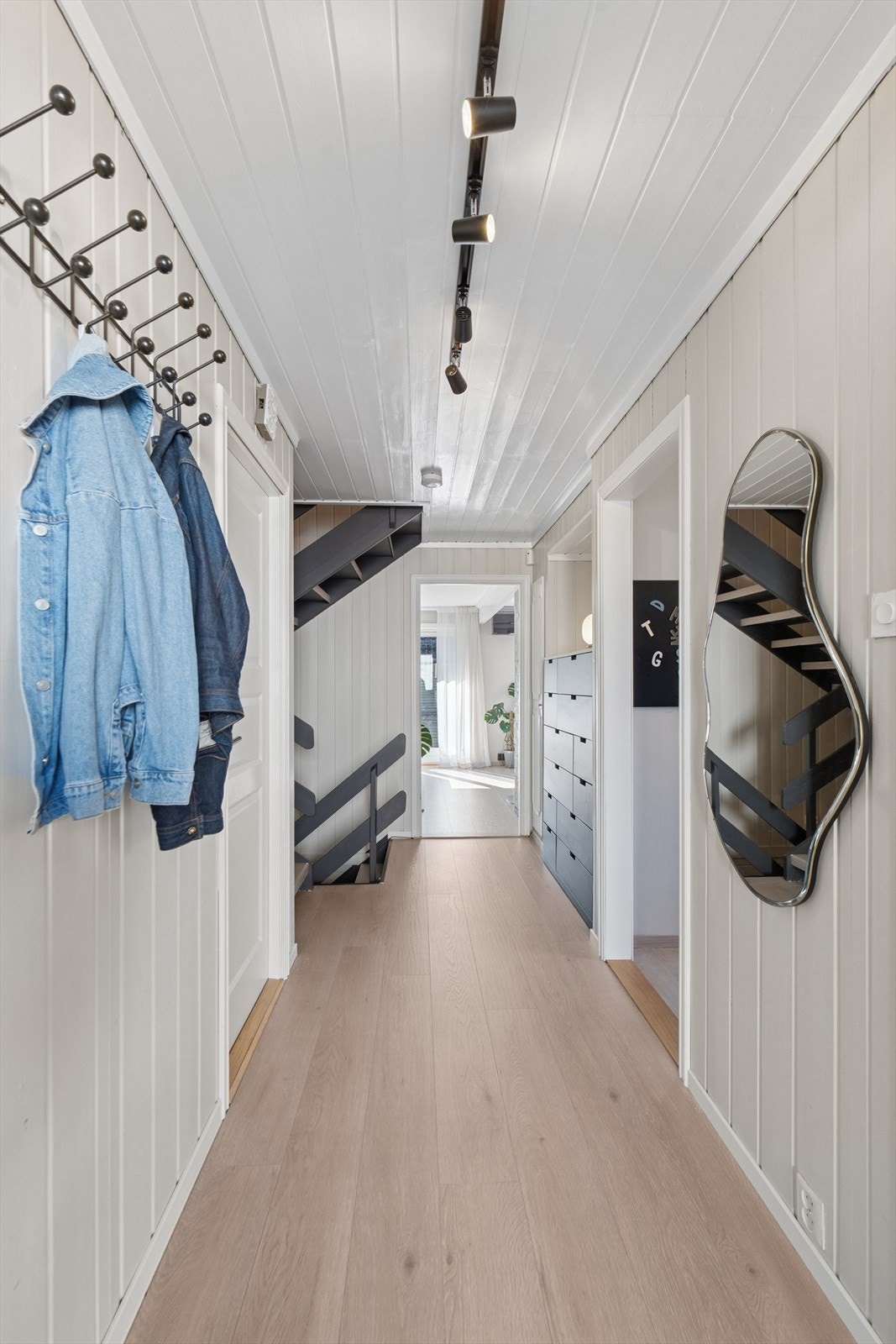 En lys og innbydende entré gir deg plass til å henge fra deg yttertøy og plassere fottøy. Galleribilde