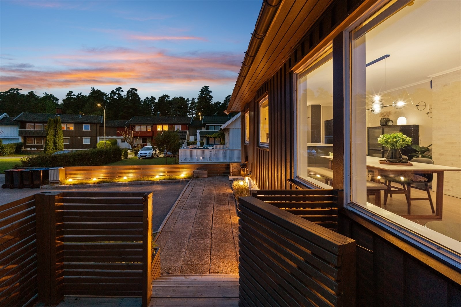 Området har en landlig atmosfære, samtidig som det er kort avstand til både turområder, skoler, barnehager og offentlig kommunikasjon. Galleribilde