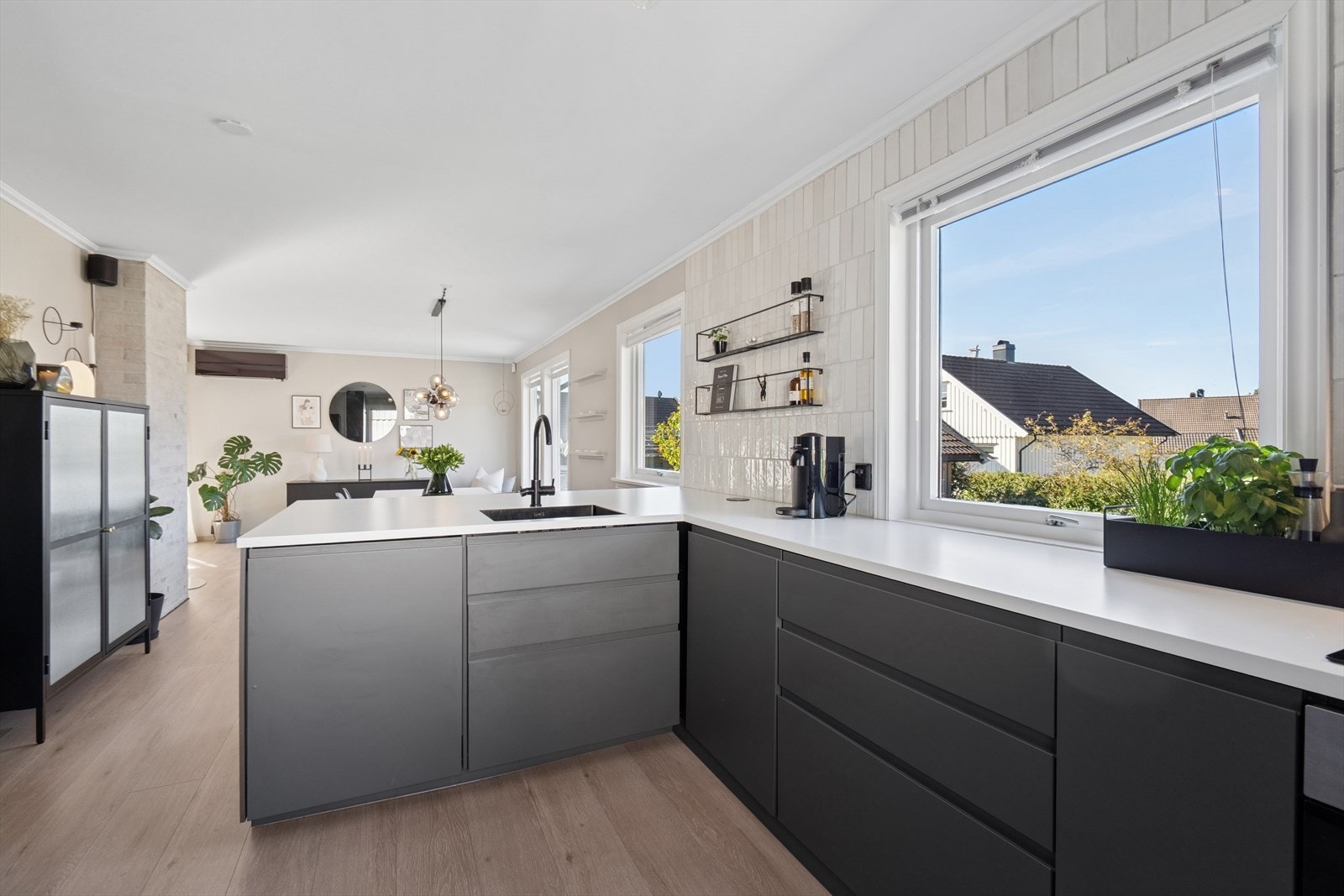 De mange vinduene slipper inn rikelig med naturlig lys og skaper en lys og trivelig atmosfære i rommet. Galleribilde