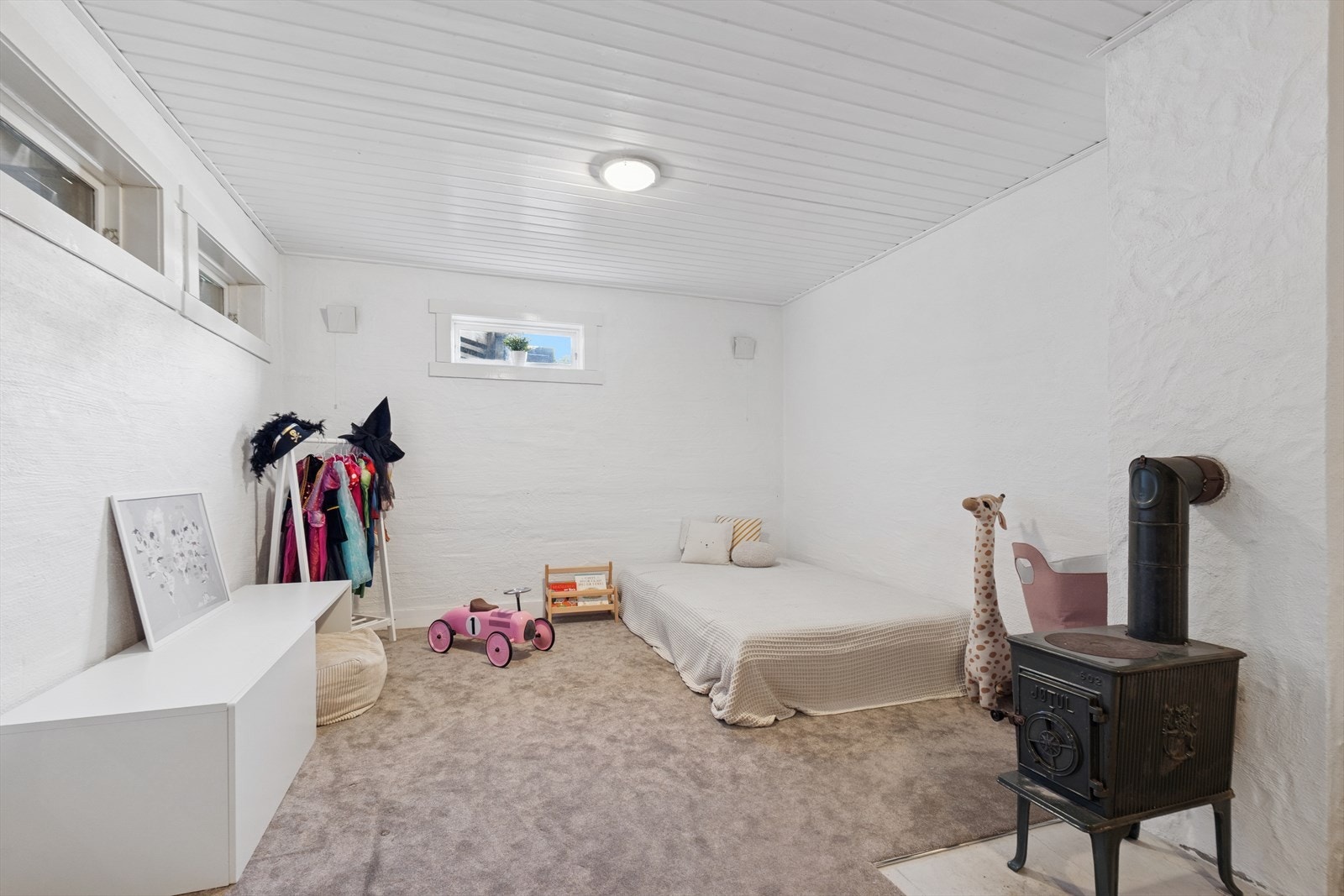 Tilleggsdel i kjeller, innredet som kjellerstue. Arealet er ikke omsøkt eller godkjent for varig opphold. Galleribilde