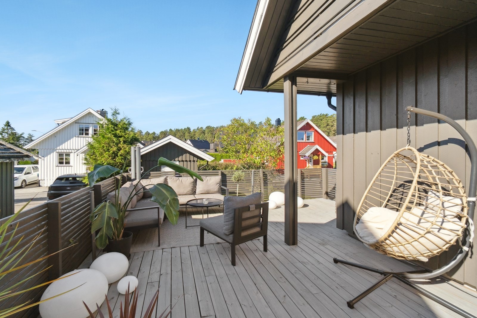 Ved boligen finner du en flott terrasse, perfekt for solrike dager og sosiale sammenkomster. Galleribilde