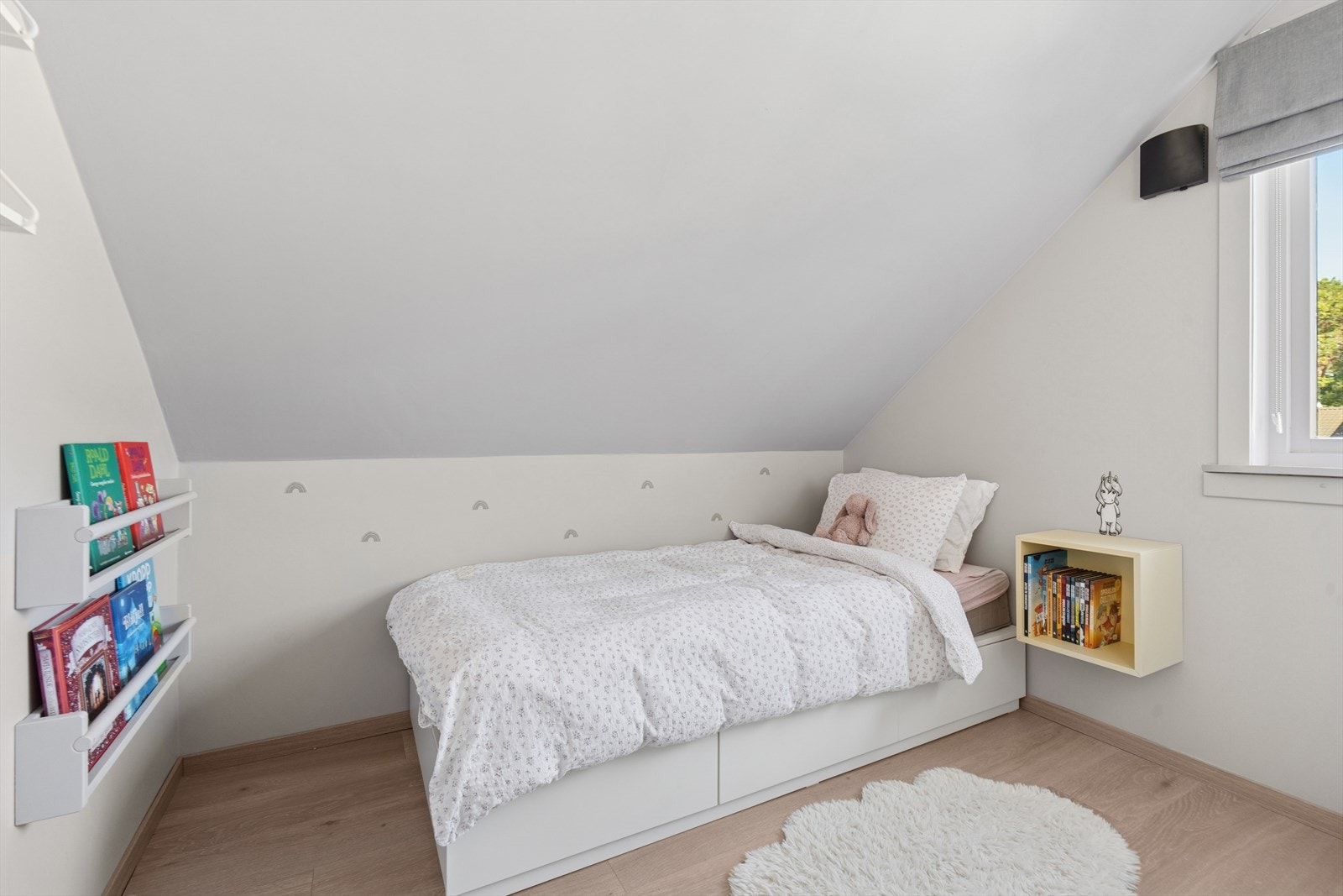 Lyst og fint soverom med god plass til både seng og tilhørende møbler. Galleribilde