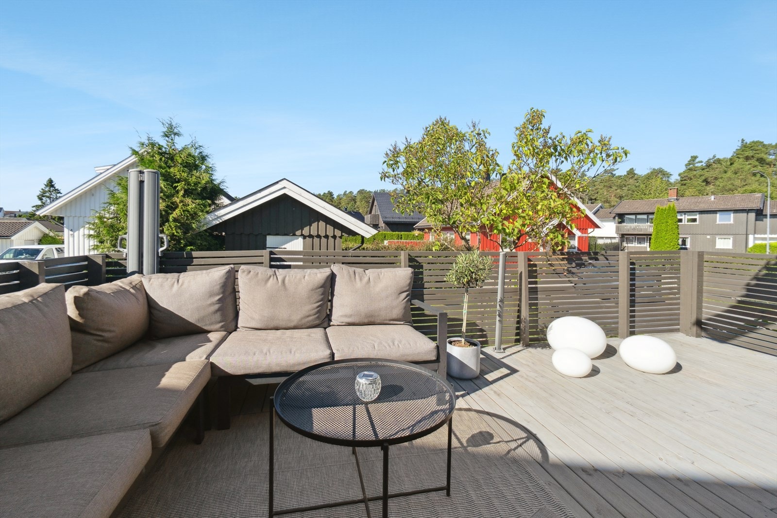 Terrassen har god plass til hagemøbler. Galleribilde