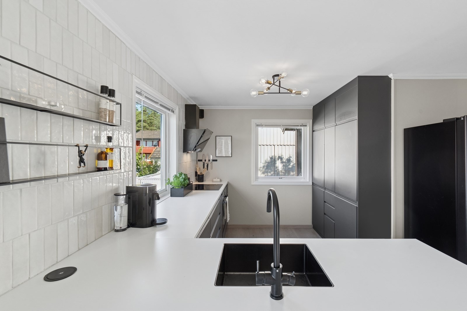 Over koketoppen er det montert en kjøkkenventilator med avtrekk ut. Galleribilde