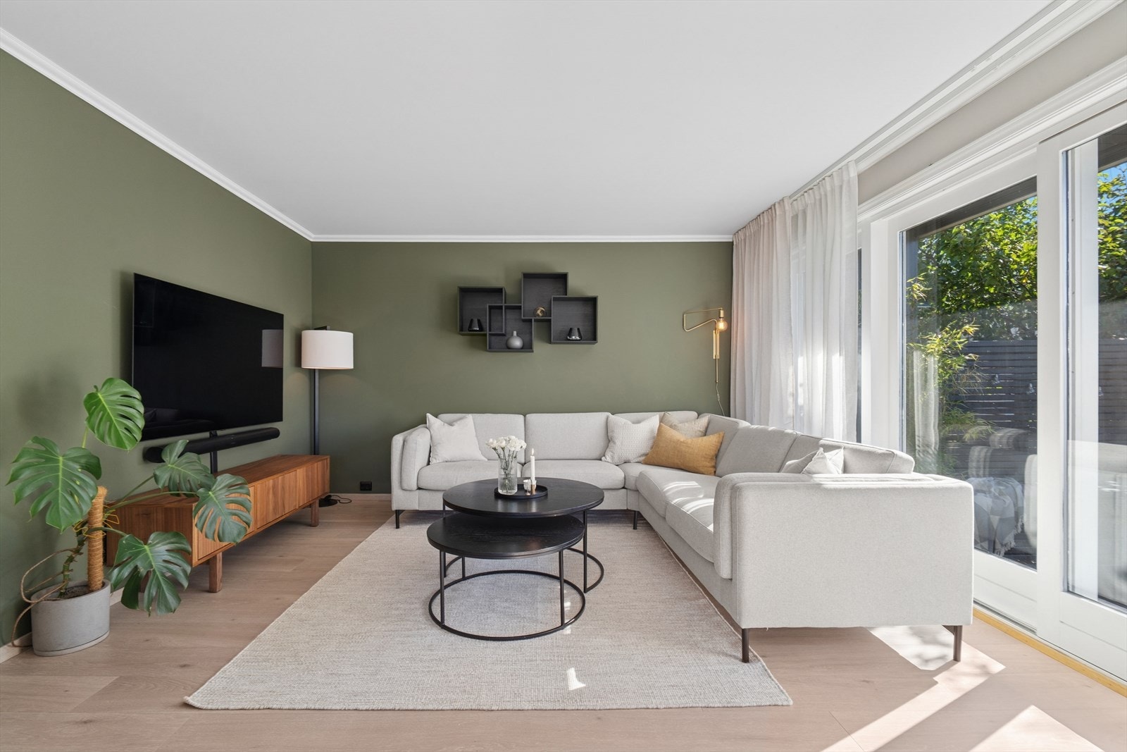 Stuen har store vindusflater som slipper inn godt med naturlig lys og gir rommet en lys og luftig følelse. Galleribilde