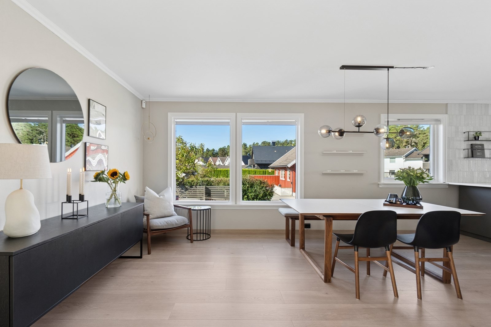 Spiseplassen er smart plassert i umiddelbar nærhet til kjøkkenet, noe som gir en praktisk og god romløsning. Galleribilde