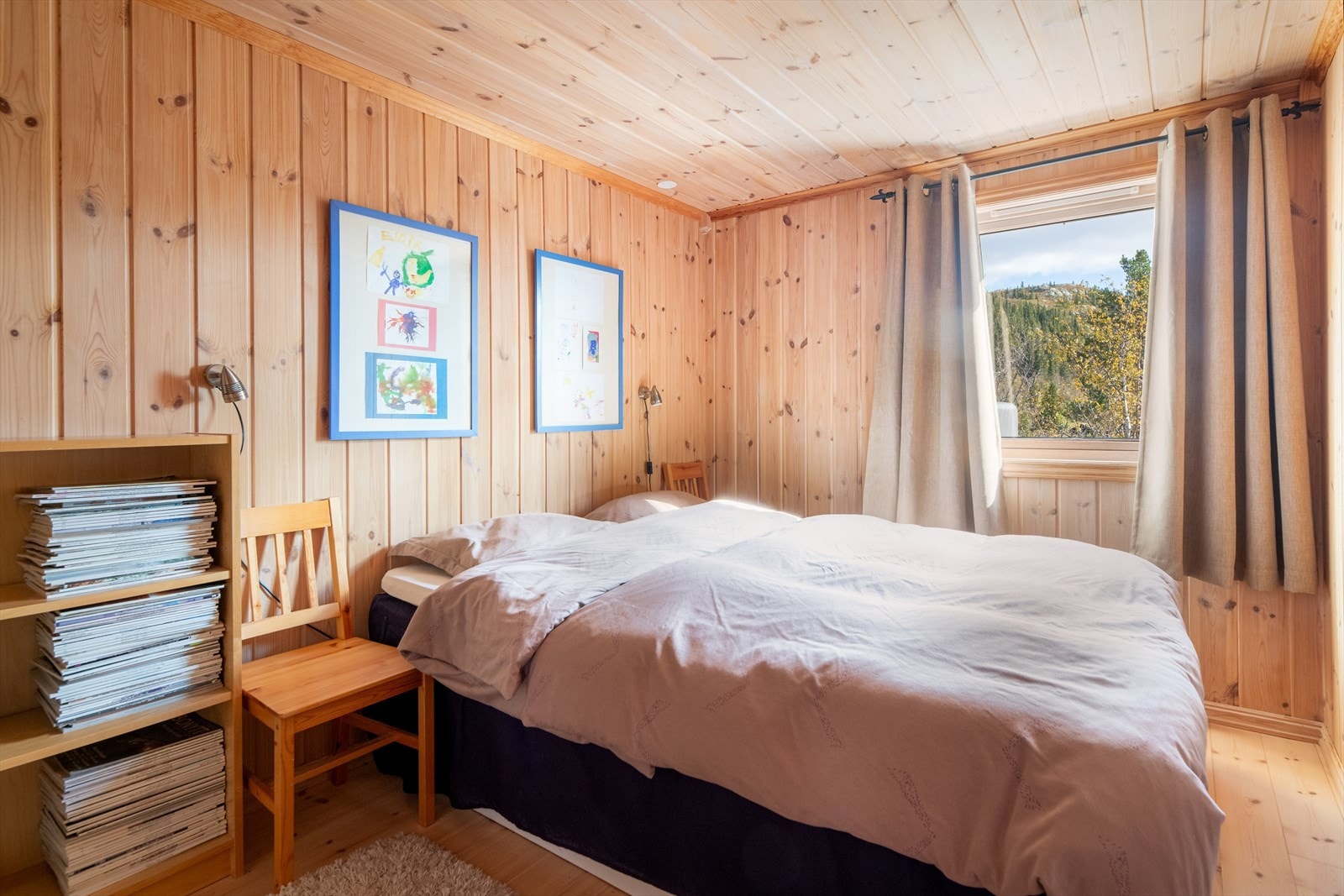 Soverom med god plass til stor seng og garderobeløsning. Galleribilde