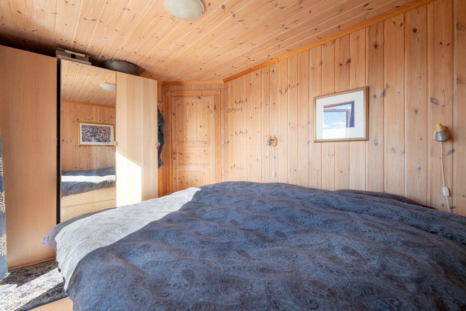 Soverommet har god plass til dobbeltseng og bra med oppbevaringsplass for klær i et romslig garderobeskap. Galleribilde