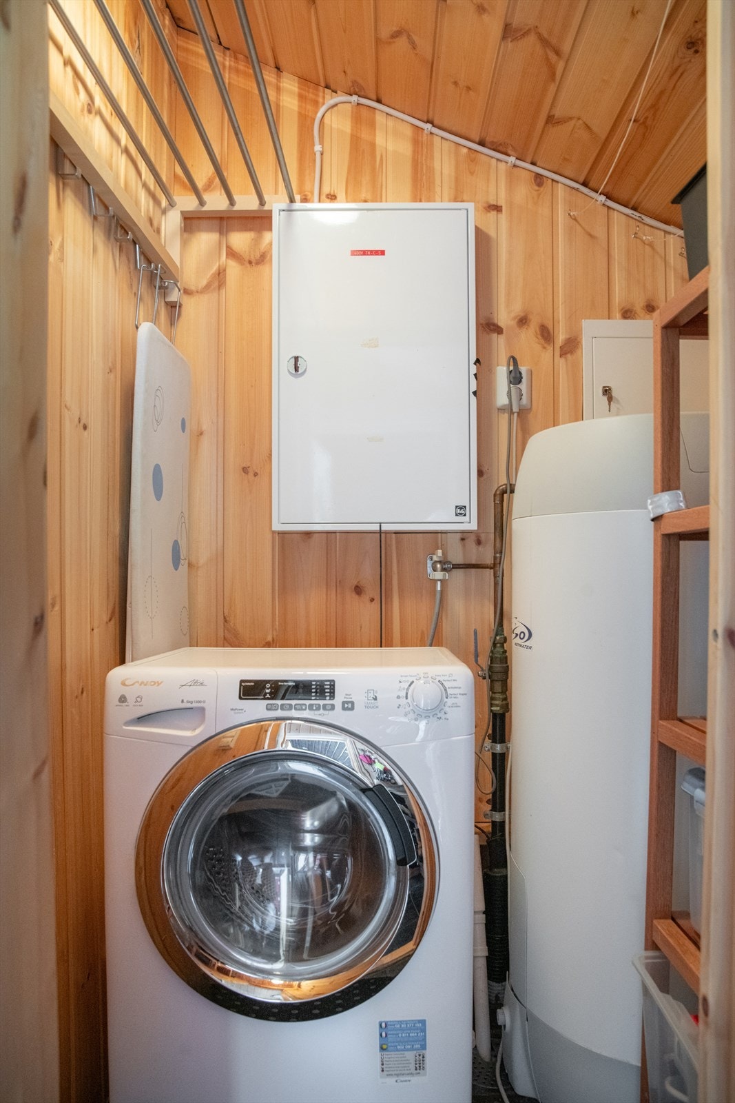 I entré er det dør inn til teknisk rom som har opplegg til vaskemaskin og inneholder varmtvannstank som er på ca. 200 liter. Galleribilde