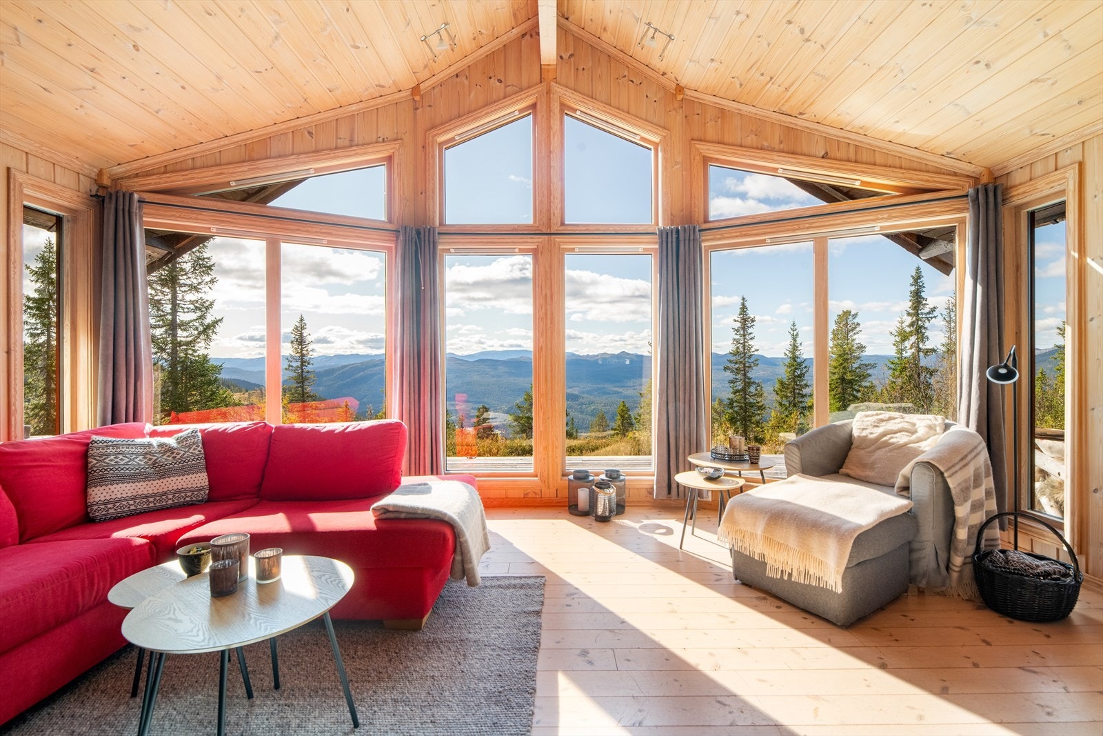 Hytta byr på ca. 4m takhøyde og store vindusflater som slipper naturen helt inn, hvor du får en unik romfølelse med masse naturlig lys Galleribilde