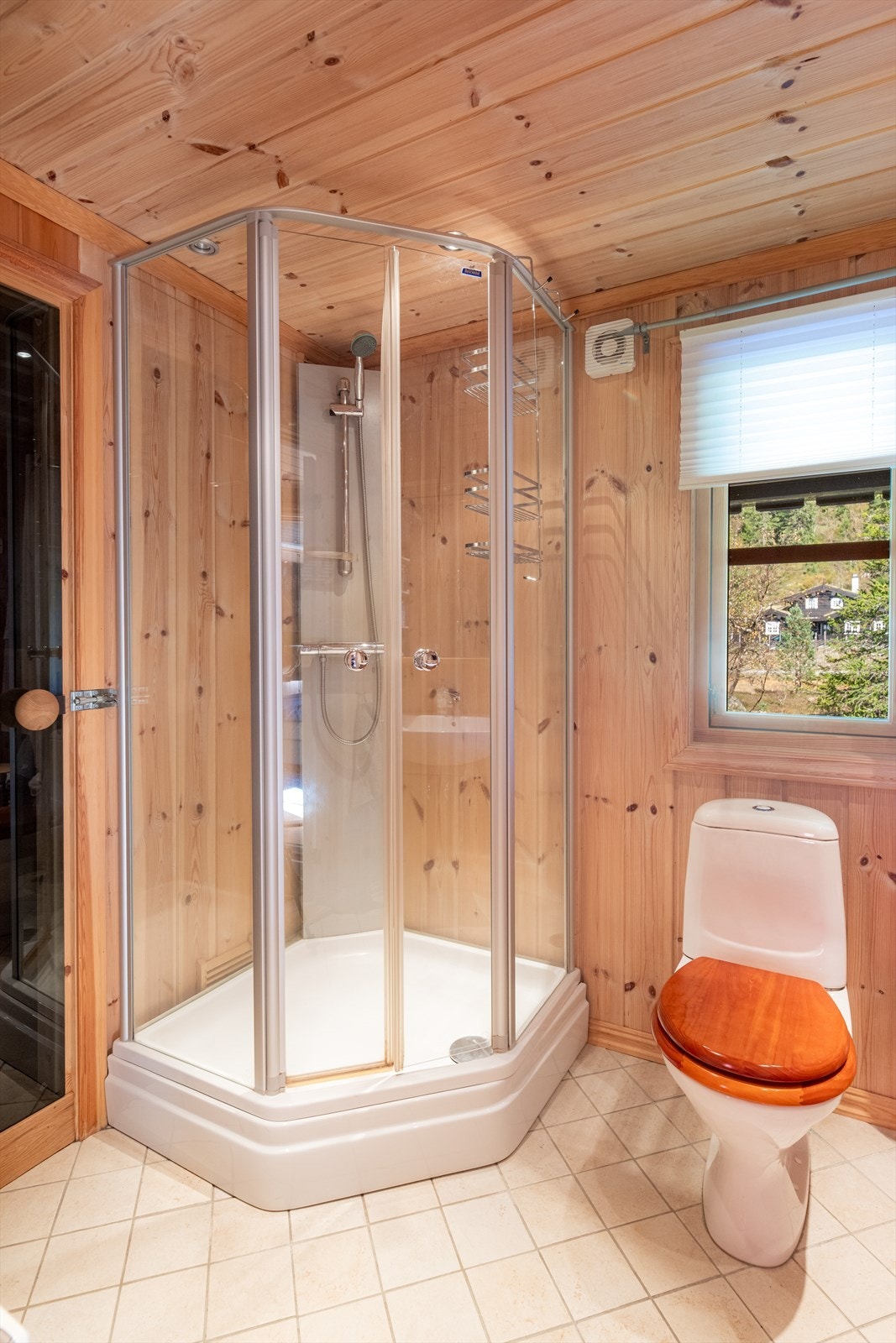 Fra badet er det dør inn til badstue. Overflater består av flis på gulv med varmekabler, panel på vegg og panel i himling med spotter. Galleribilde